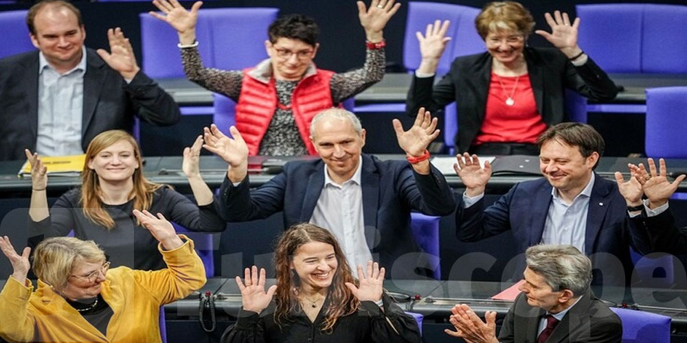 لحظة تاريخية: البرلمان الألماني يرحب بأول نائبة صماء على مقاعده