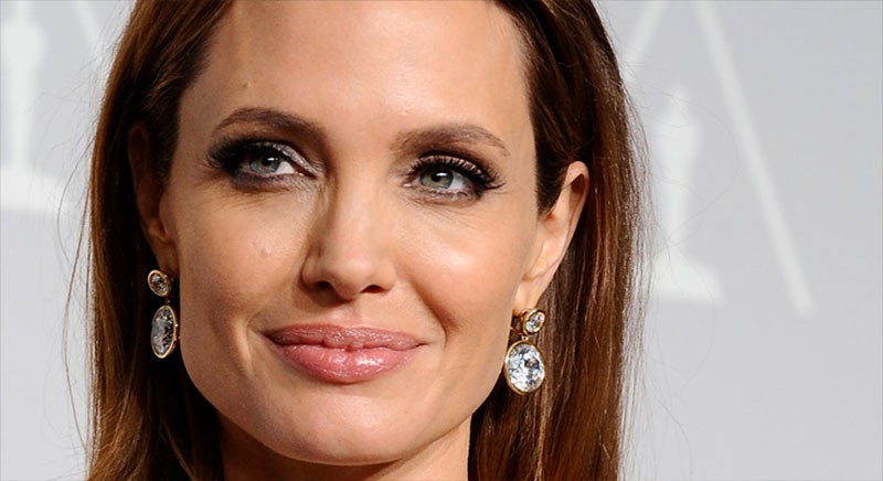 En photos : Habillée par Elie Saab, Angelina Jolie fait sensation à Paris