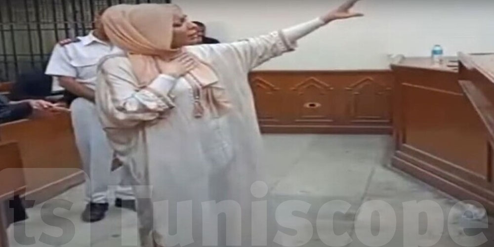 مضيفة طيران تونسية تخنق ابنتها ثم تطعن نفسها بسكين : معطيات صادمة 