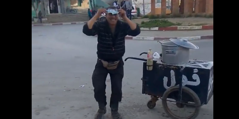 En vidéo : La vidéo d’un vendeur de fèves qui danse à Béja fait sensation sur la toile…