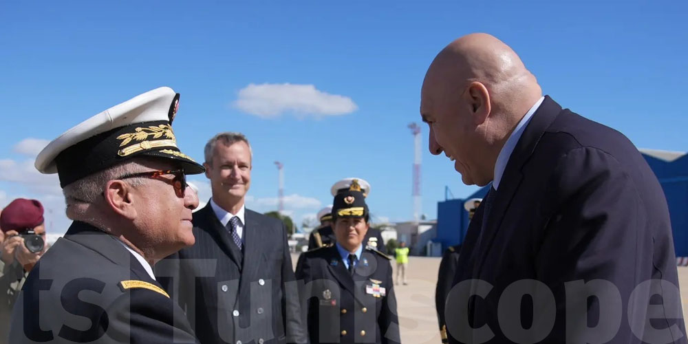 صور : وزير  الدفاع الايطالي يصل إلى تونس 