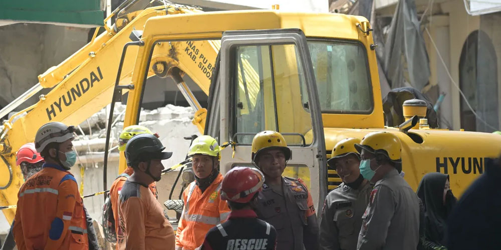  عاجل: انهيار مدرسة في إندونيسيا.. مقتل 5 و59 لا يزالون تحت الأنقاض  