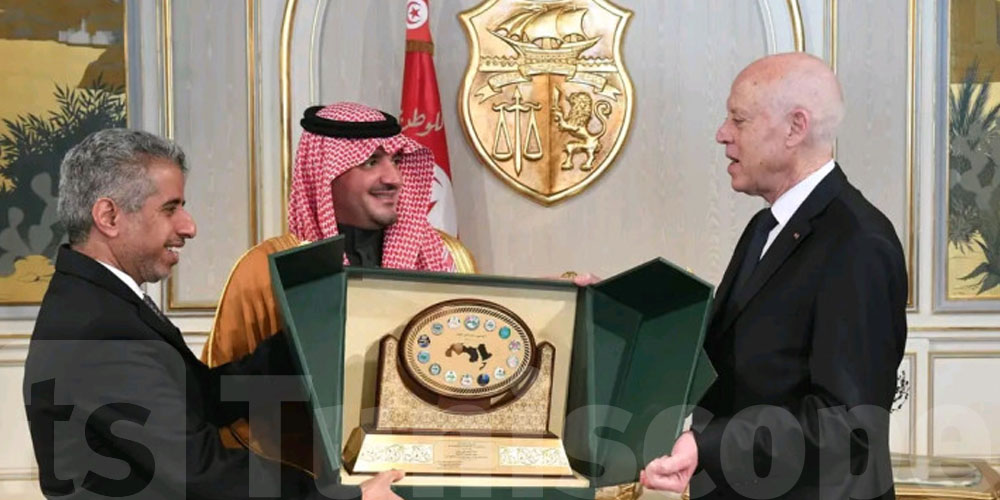 Kais Saied reçoit l’écusson du conseil des ministres arabes de l’intérieur