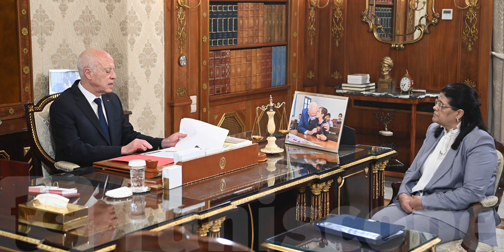 Kais Saied examine la loi bancaire équilibres financiers avec la ministre des finances