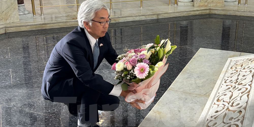  العلاقات الدبلوماسية : سفير اليابان في تونس يزور ضريح الحبيب بورقيبة 