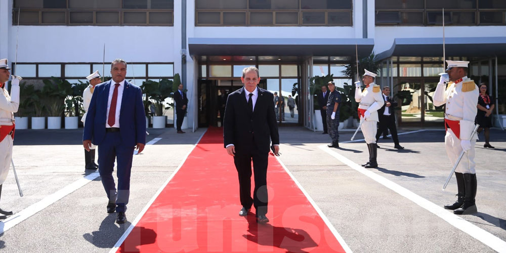 رئيس الحكومة يغادر أرض الوطن نحو الجزائر