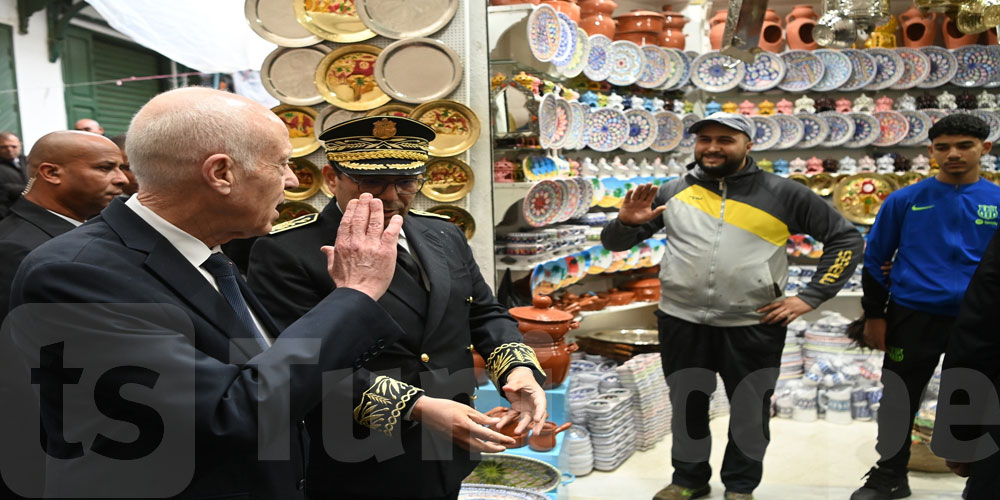 صور: قيس سعيد يلتقي بعدد من المواطنين وسط العاصمة