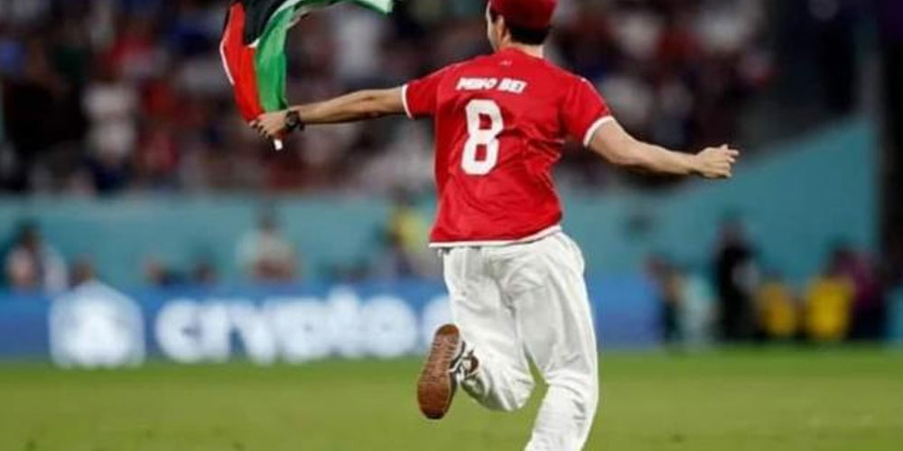  بالفيديو: قطر 2022: هذا هو الشاب التونسي الذي قفز في الملعب رافعا علم فلسطين