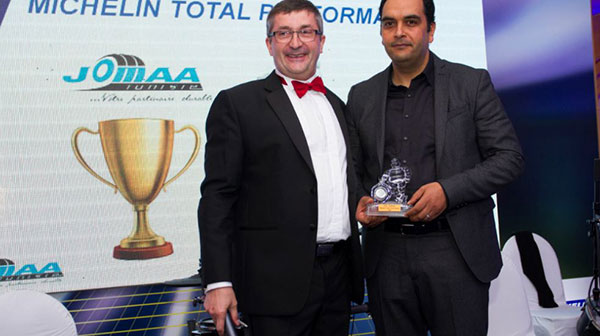 Michelin honore Zied Jomaa, Président de Jomaa SA, avec le Trophée Michelin Total Performance 