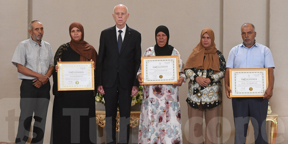 قيس سعيد يُكرّم عائلات تلاميذ المزونة
