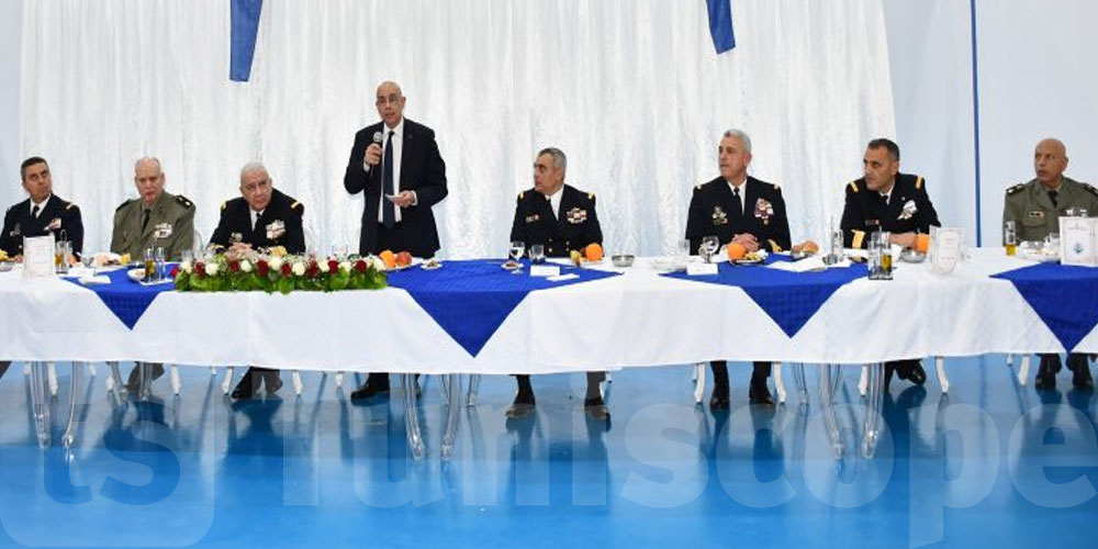 وزير الدفاع يؤدي زيارة إلى القاعدة البحرية الرئيسية بقليبية 