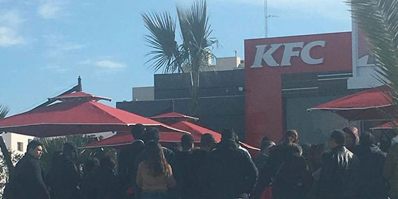 Photo du jour : Les files d'attente s'allongent devant KFC