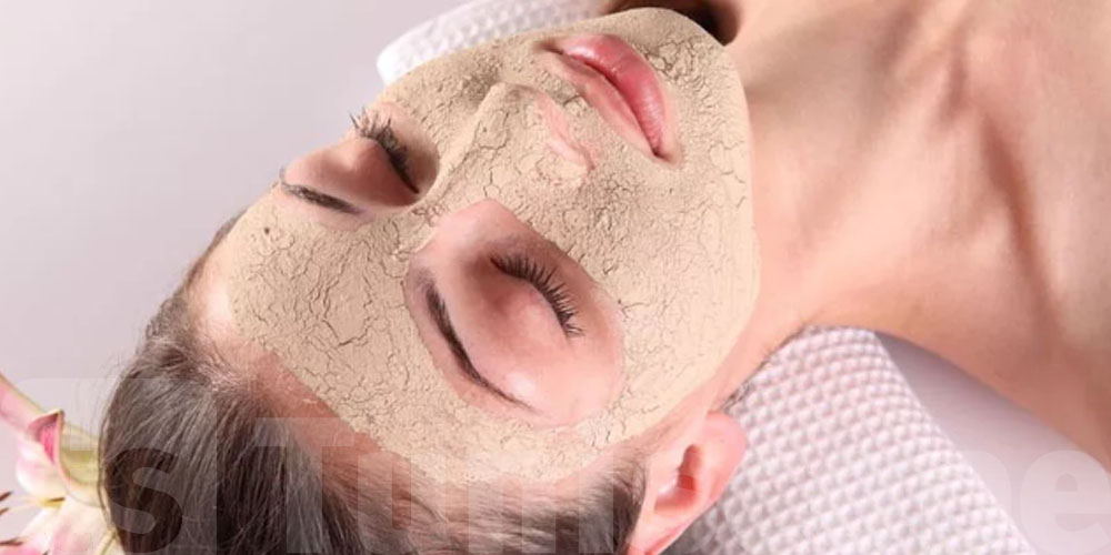 تحب وجهك ينوّر؟ جرّب ماسك الخميرة في الدار!