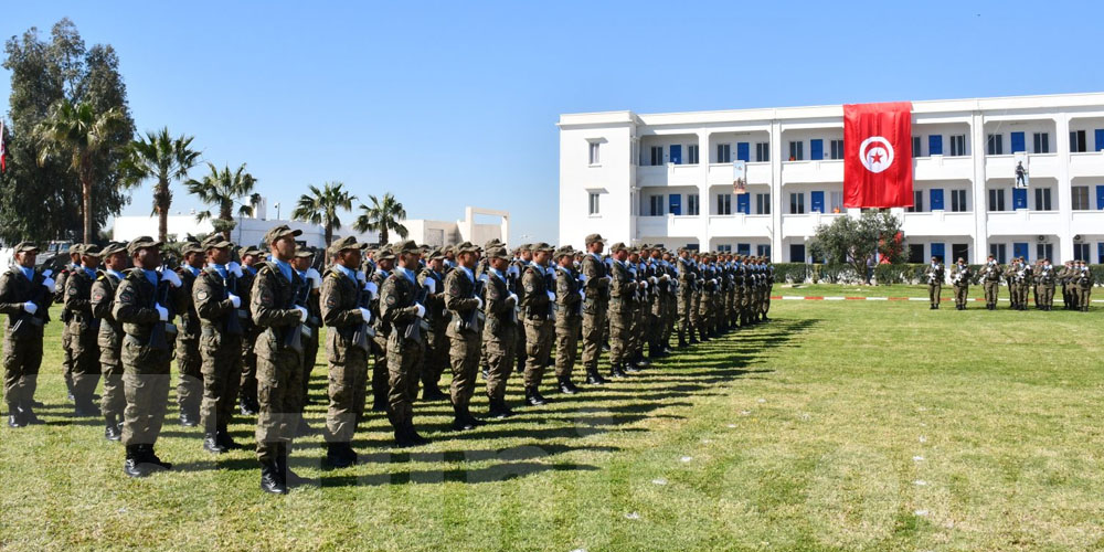 وزير الدفاع يشرف على الموكب العسكري ويكرّم الجنود اللي خدموا في بعثة الأمم المتحدة