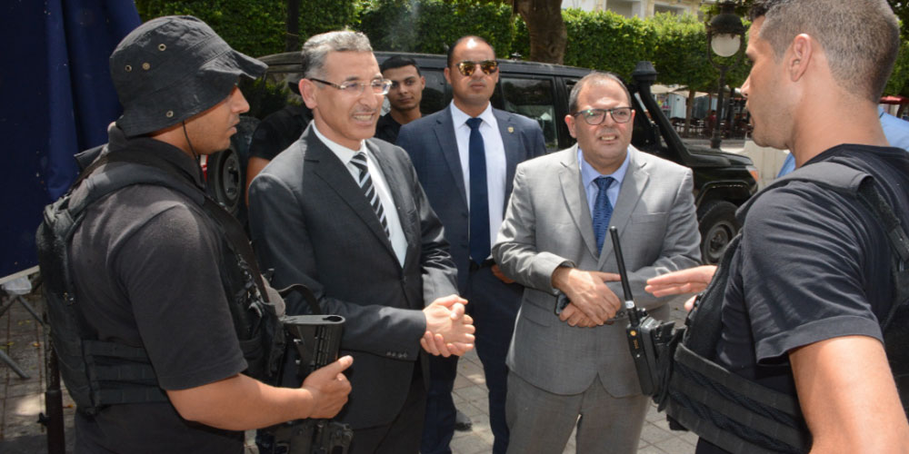 صور: وزير الداخلية يؤدّي زيارة تفقد للوحدات الأمنية بتونس العاصمة