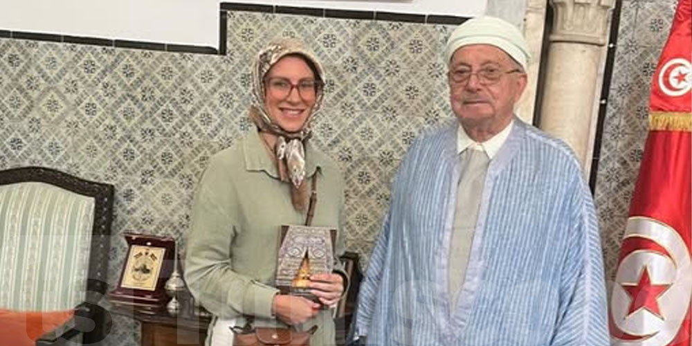 مواطنة أوروبية تعلن إسلامها بمكتب مفتي الجمهورية