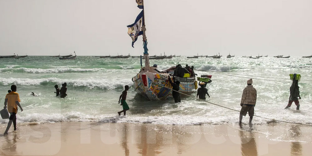 مصرع 15 شخصا وفقدان أكثر من 150 في غرق سفينة قبالة موريتانيا