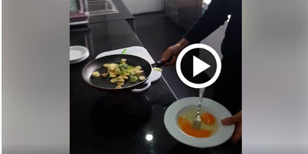 En vidéo : Les piments et les tomates coûtent cher, il prépare une Ojja aux bananes et Kiwis