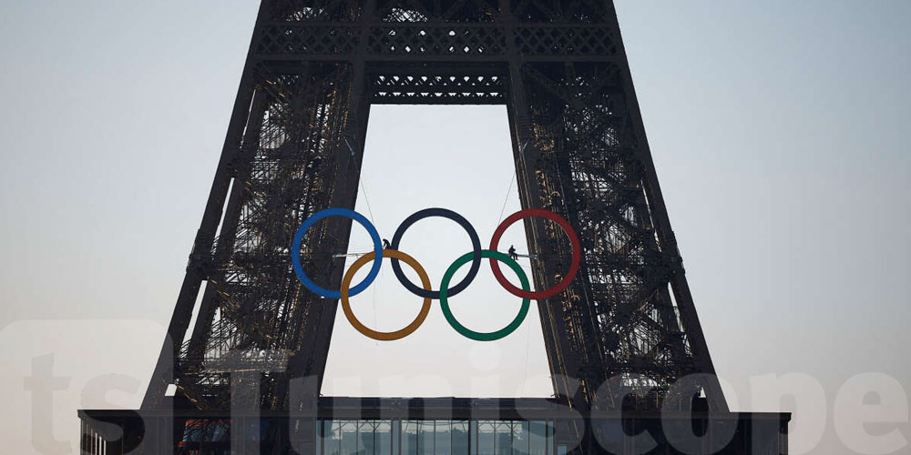 Que symbolisent les 5 anneaux olympiques accrochés à la tour Eiffel ?