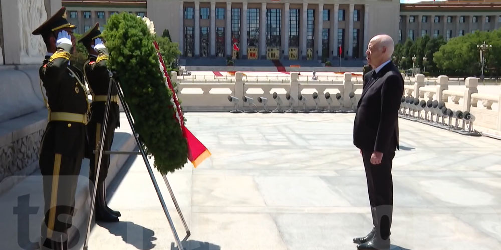 En vidéo : Kais Saied dépose une gerbe de fleurs à la mémoire des Héros du peuple à Pékin