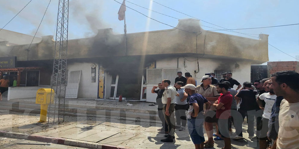 Gafsa: le feu maîtrisé dans le bureau de poste de Redeyef, deux agents et un client légèrement blessés