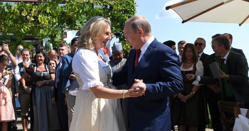 صور..بوتين يراقص وزيرة خارجية النمسا في حفل زفافها