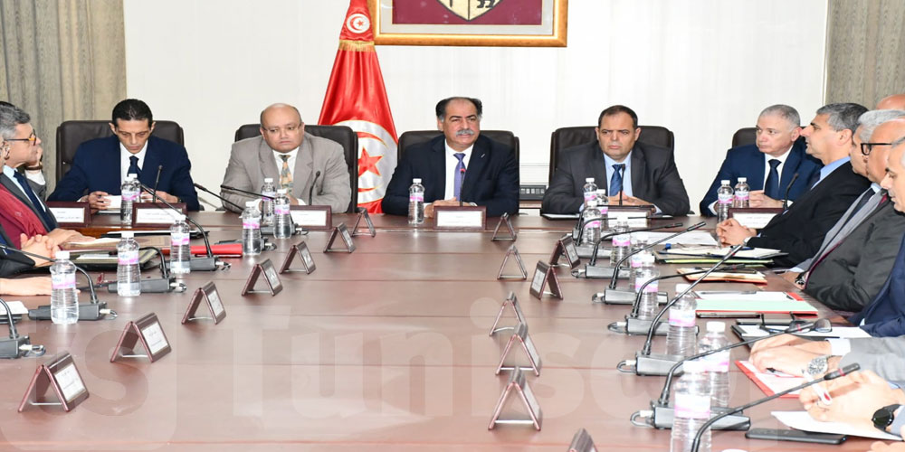 وزير الداخلية يشرف على أول اجتماع مع عدد من الإطارات السّامية والمديرين العامّين