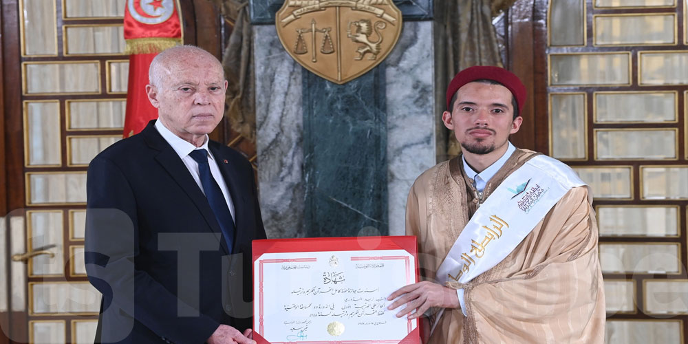 بالفيديو: قيس سعيد يشرف على موكب توزيع الجوائز على المتفوّقين في مسابقة حفظ القرآن 