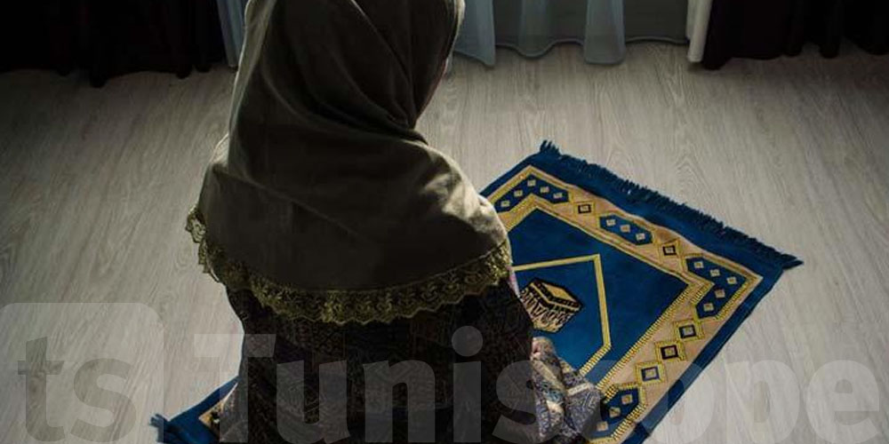 إيقاف مدير مطعم بعد واقعة صلاة… شنوّة الحكاية؟