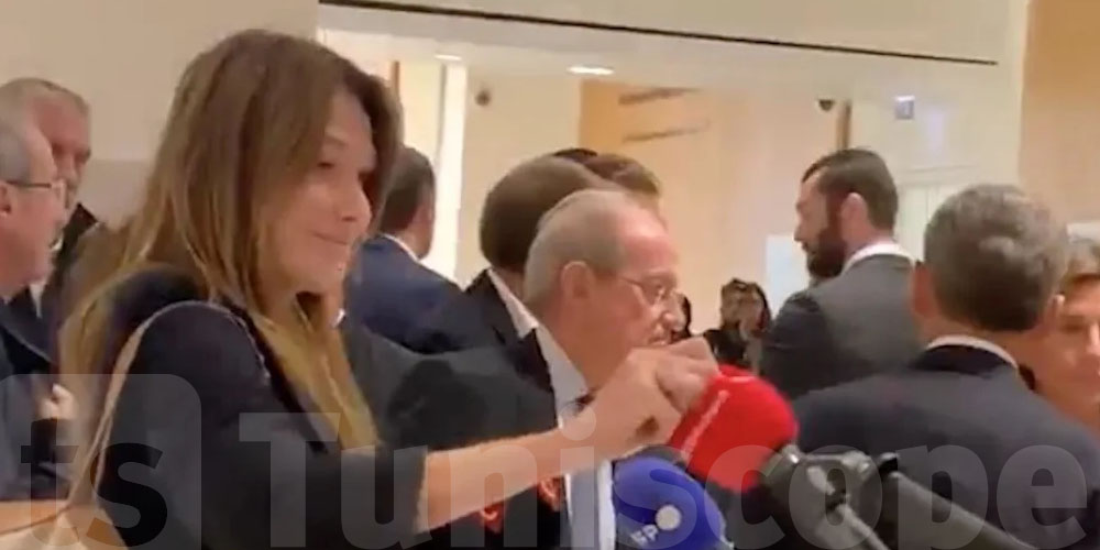 Vidéo : Après la condamnation de Nicolas Sarkozy, Carla Bruni arrache la bonnette du micro de Mediapart
