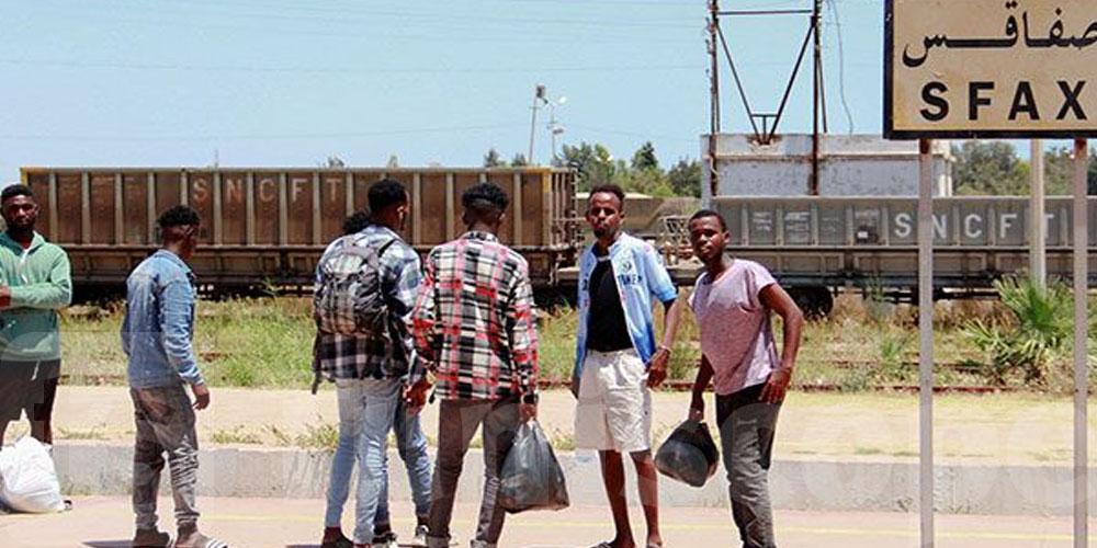 ناشط مدني يكشف: المهاجرون الأفارقة في صفاقس يستفزّون الأمنيين لتوثيق ردّة فعلهم ونشرها