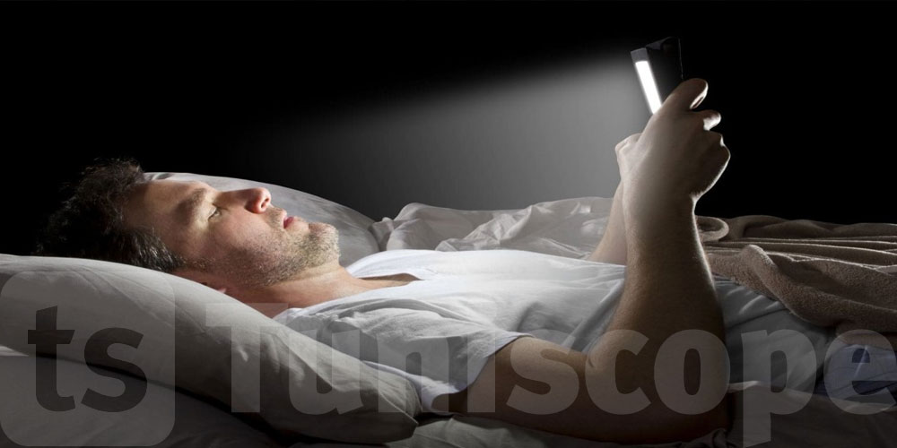 الهاتف والكافيين أبرزها.. عادات يومية تفسد نومك