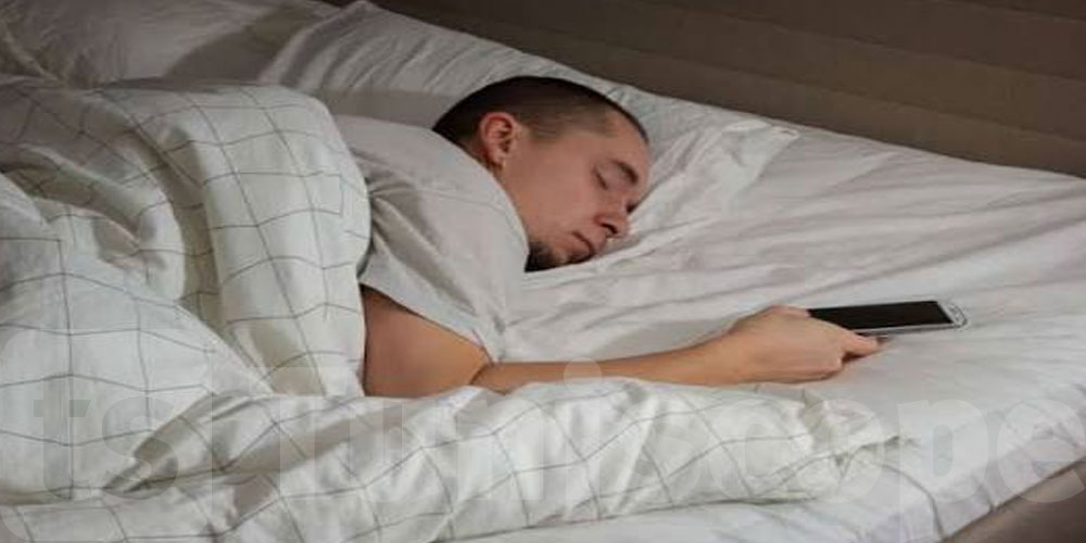 هل تنام وهاتفك بجوارك؟ 5 مخاطر صحية محتملة ينبغي أن تعرفها