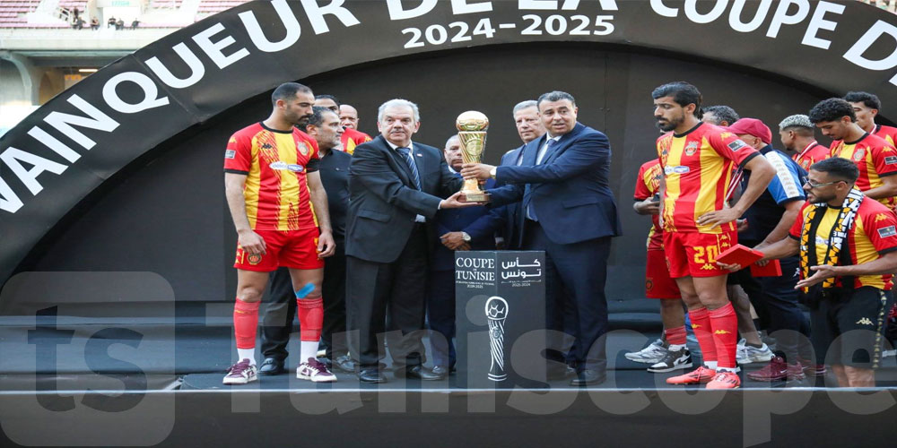 Le ministre des Sports remet le trophée de la Coupe de Tunisie de football à l’Espérance Sportive 