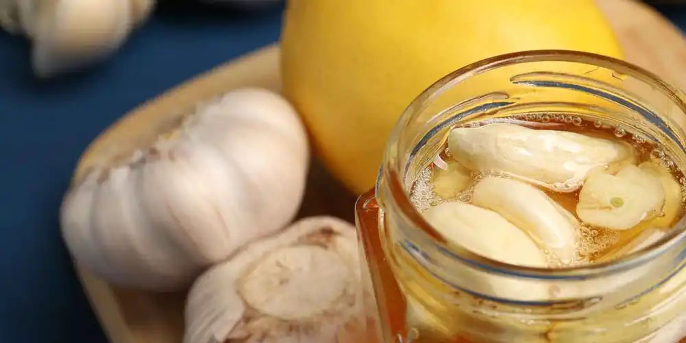Ail et miel sur TikTok : la recette « santé » qui inquiète les experts