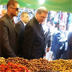 En photos : Le chef du Gouvernement Habib Essid au marché de Bab El Fella.