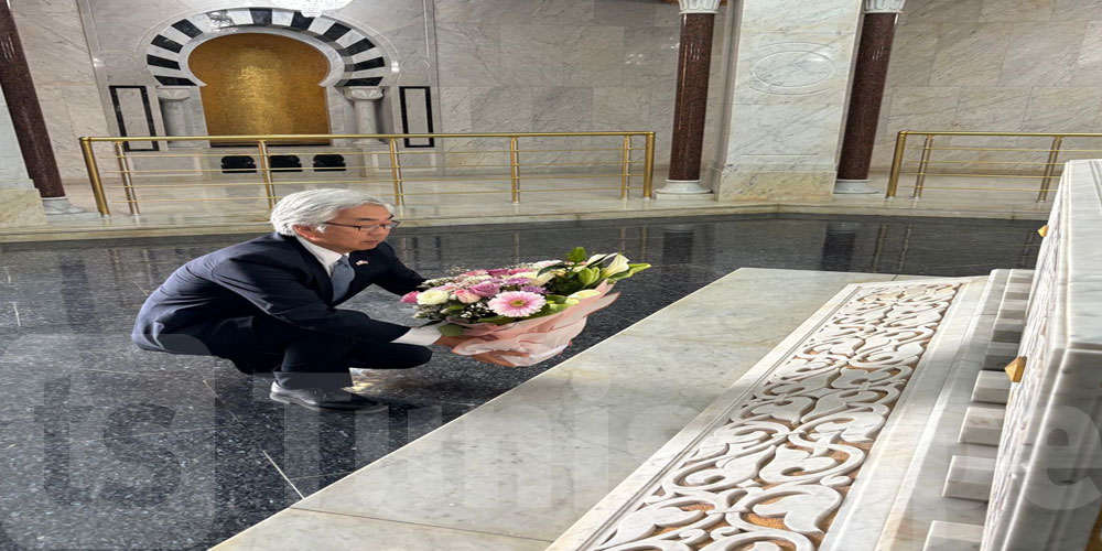 سفير اليابان يؤدي زيارة إلى ضريح الزعيم الحبيب بورقيبة 