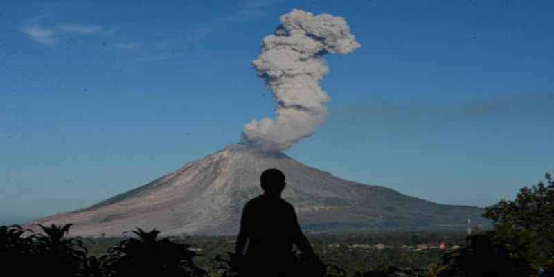 أندونيسيا: بركان سومطرة يهدد حركة الطيران بعد ارتفاع دخانه 7 كيلومترات في الهواء