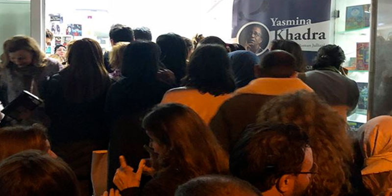 En photos : Mieux qu'un match de foot, Yasmina Khadra attire la foule à Tunis...